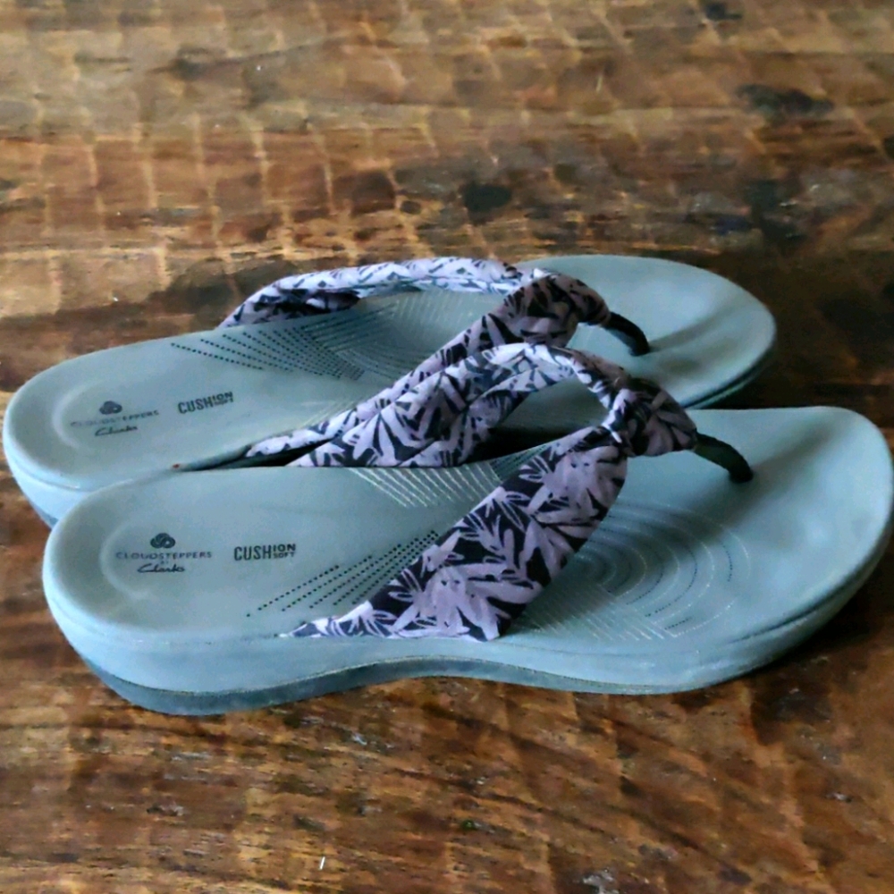 Clark's Cloudsteppers Cushion soft wedge flip flop